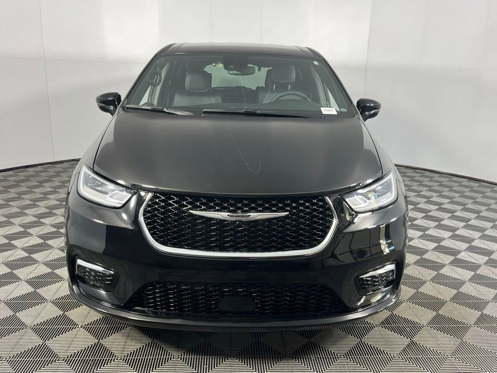 Used 2025 Chrysler Pacifica Select w/ Uconnect Theater Family Group image 9