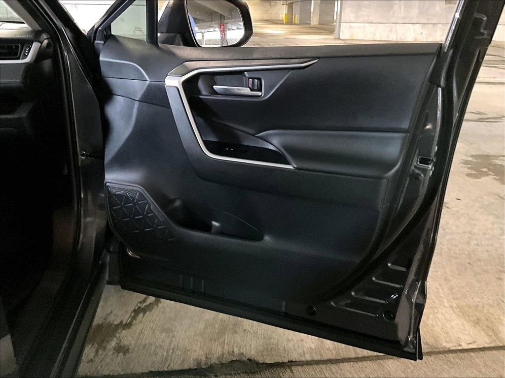 Used 2020 Toyota RAV4 XLE w/ Convenience Package image 27