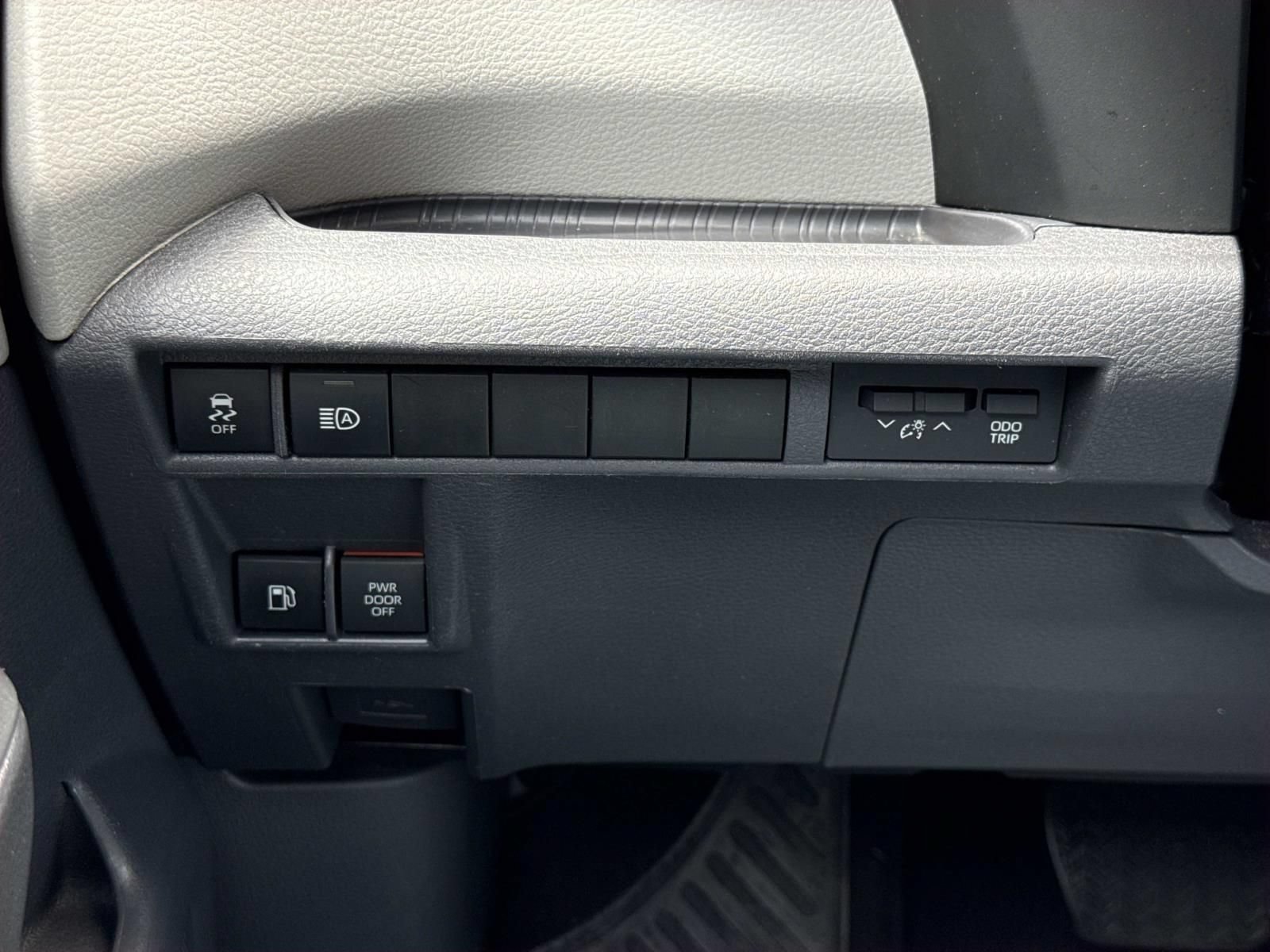 Used 2024 Toyota Sienna XLE FWD image 19