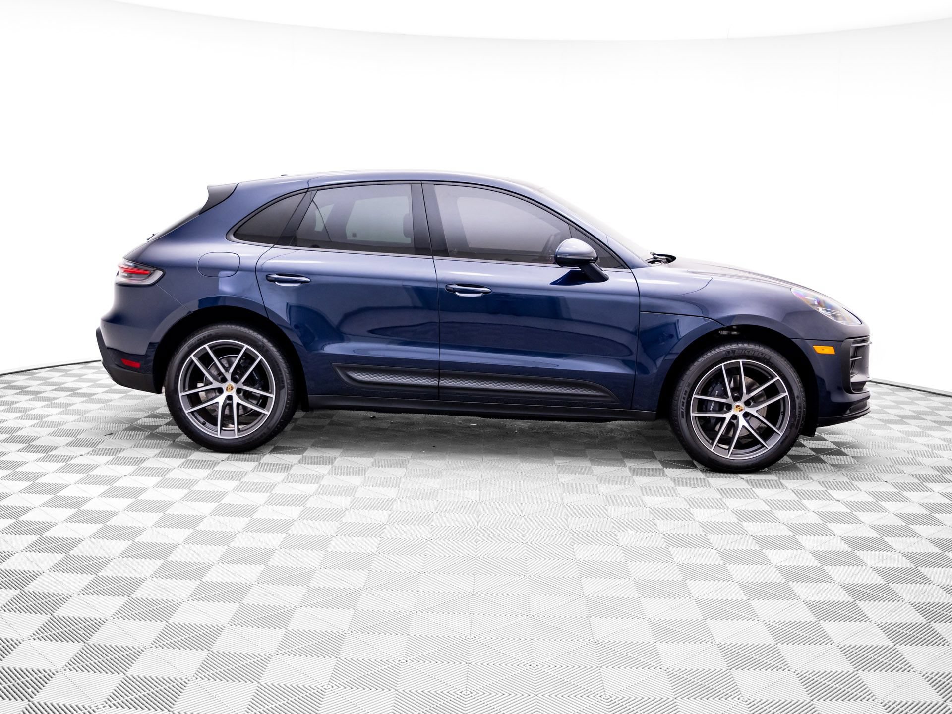 Certified 2023 Porsche Macan AWD/4WD image 7