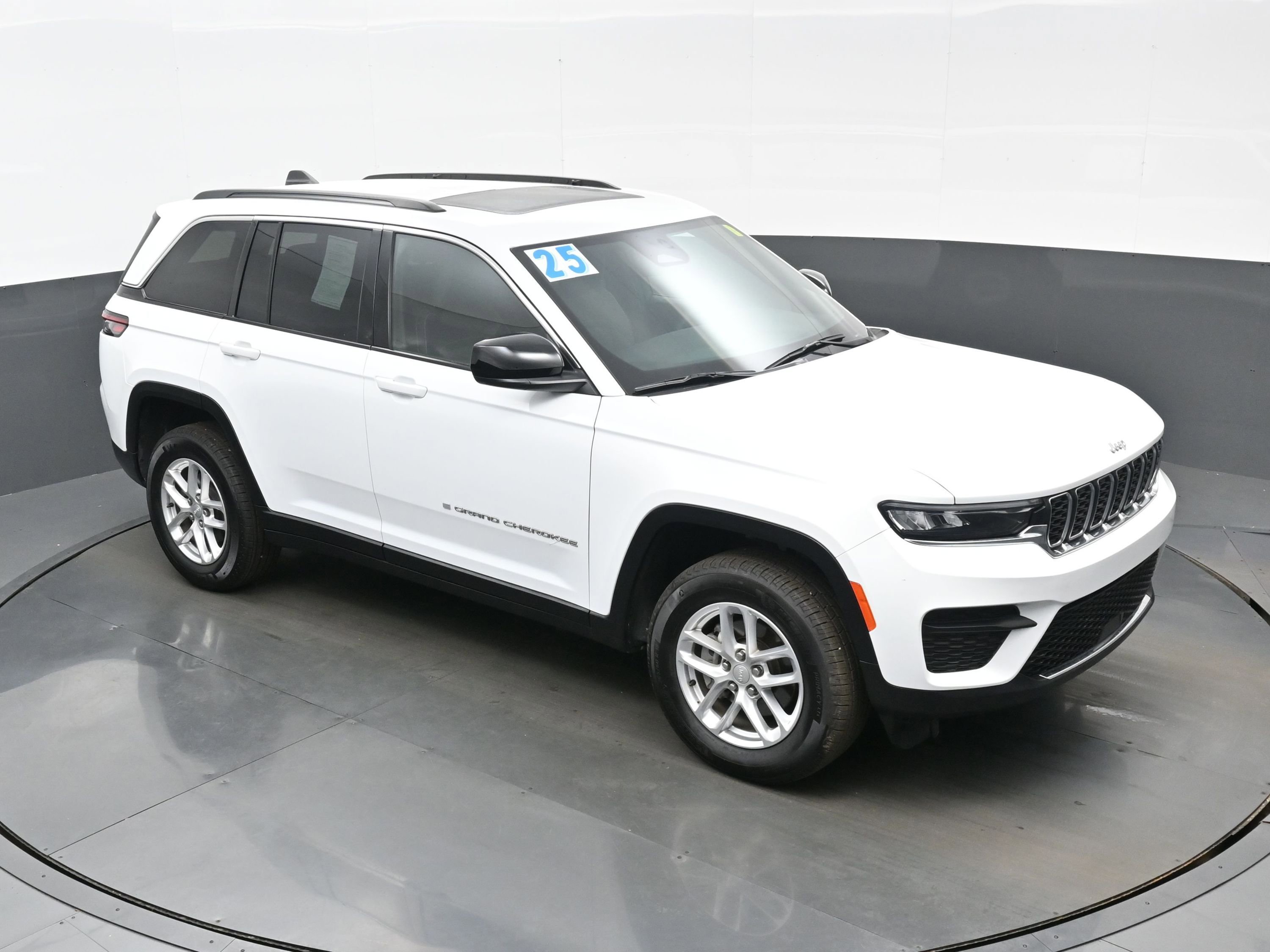 Used 2025 Jeep Grand Cherokee Laredo X w/ Luxury Tech Group I image 40