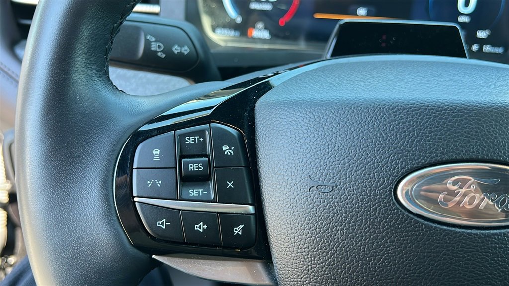 Used 2025 Ford Explorer Platinum image 18