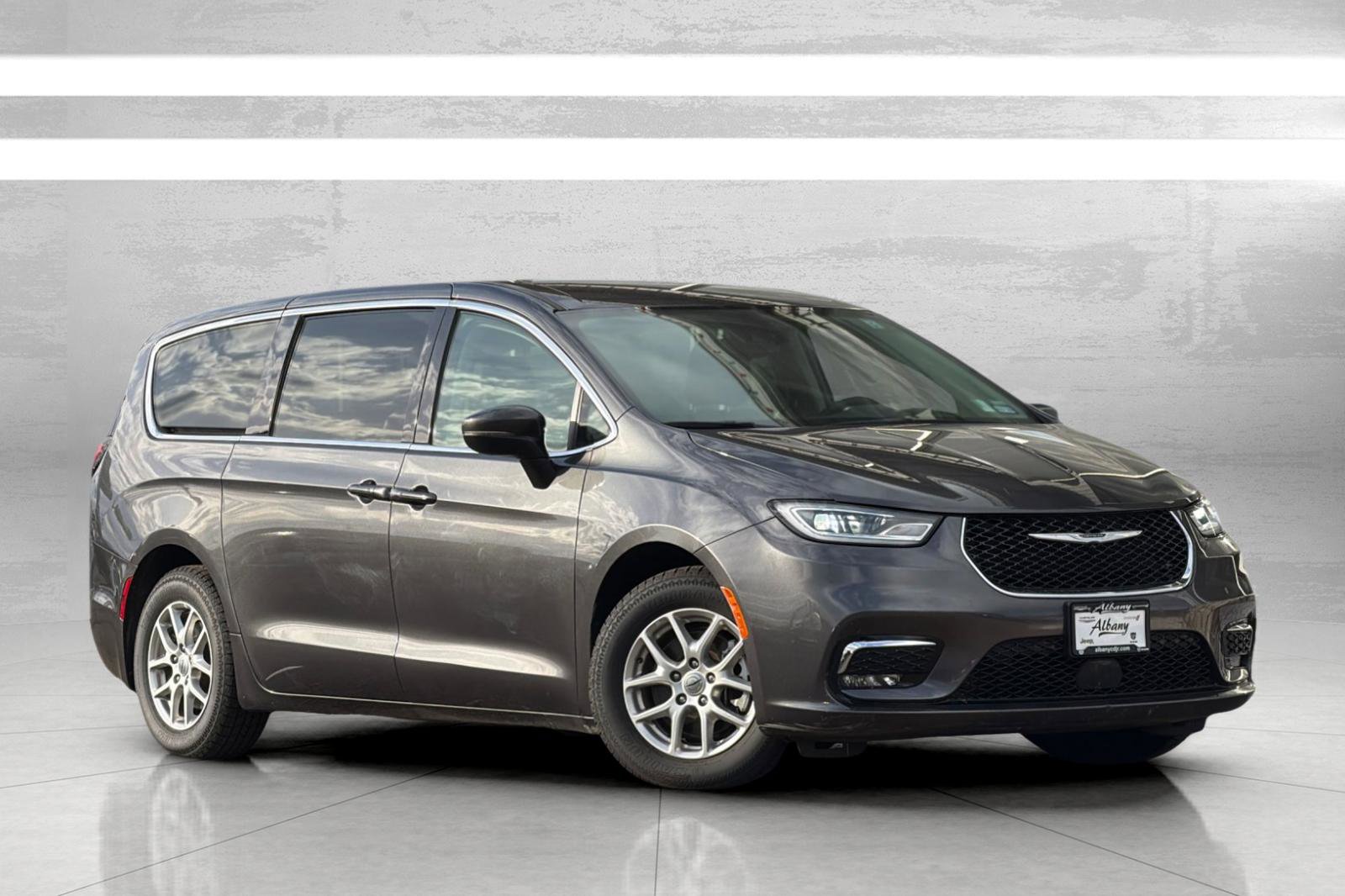 Used 2023 Chrysler Pacifica Touring-L image 2