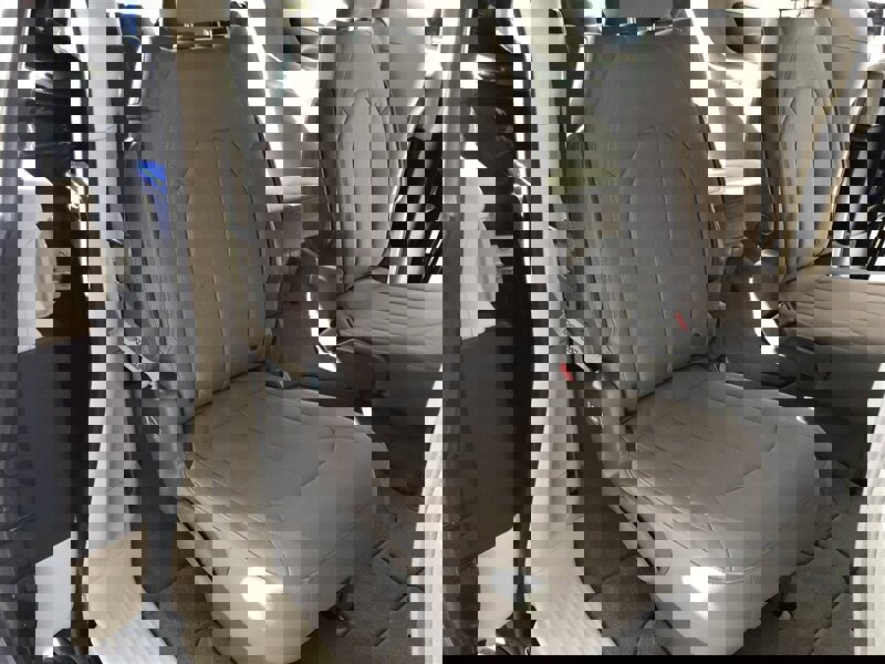 Used 2020 Chrysler Voyager LX image 23