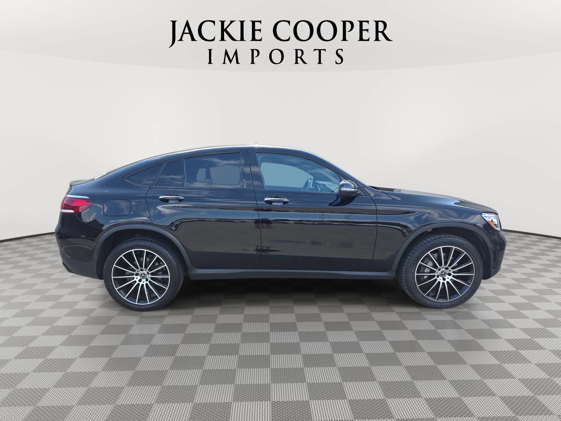 Used 2023 Mercedes-Benz GLC 300 4MATIC Coupe image 4
