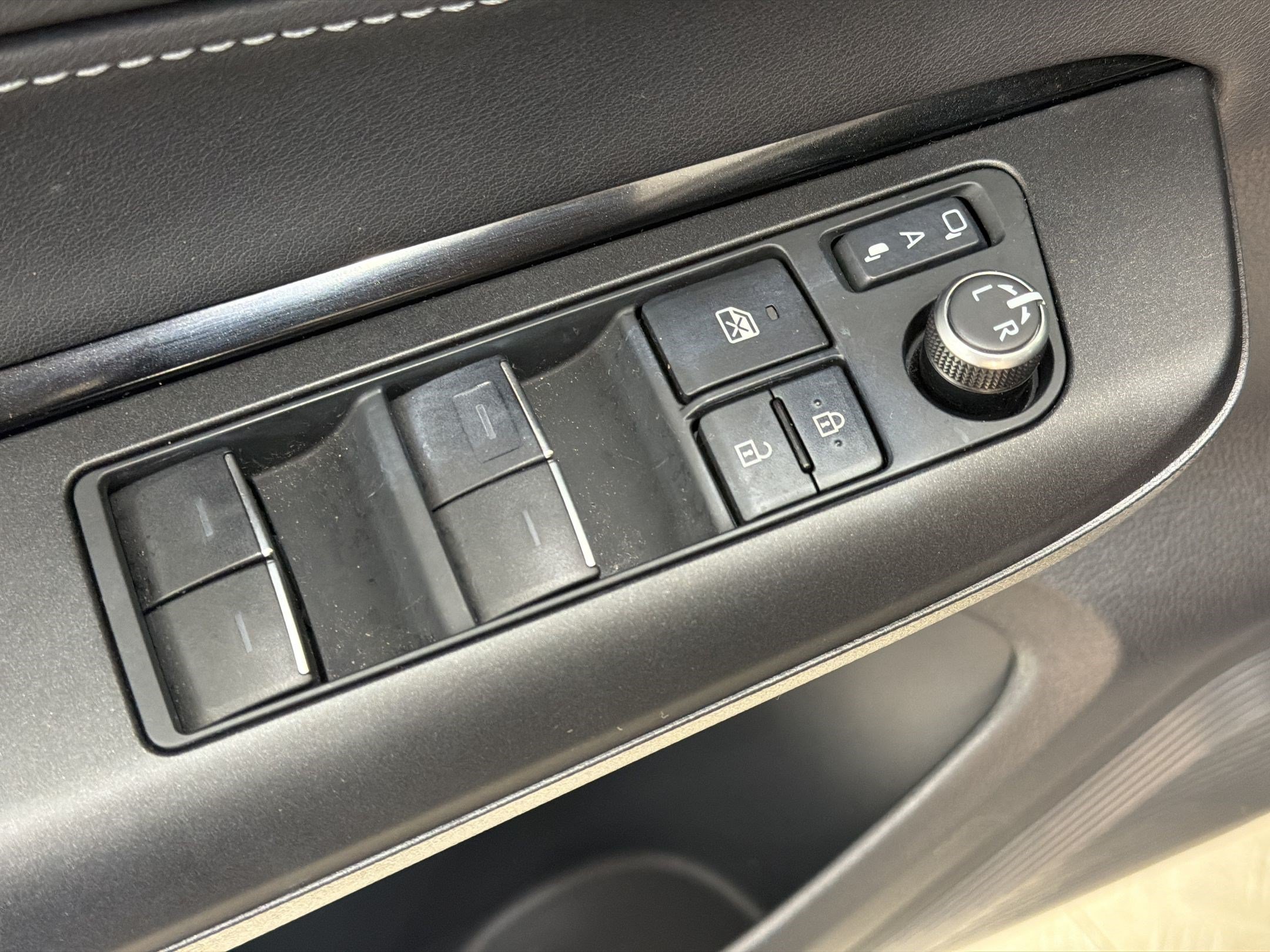 Used 2023 Toyota Venza LE AWD/4WD image 14
