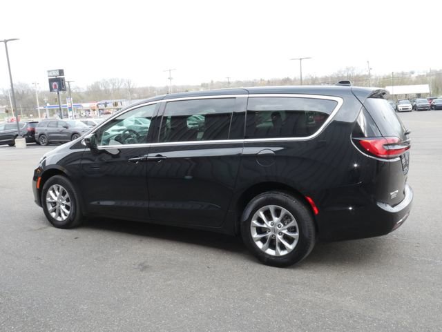 Used 2023 Chrysler Pacifica Touring-L w/ Uconnect Theater Family Group image 9