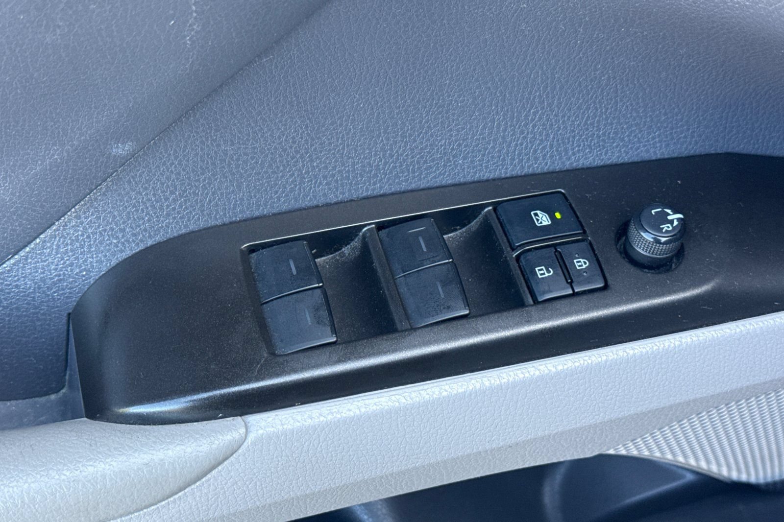 Used 2021 Toyota Camry SE w/ Cold Weather Package FWD image 12