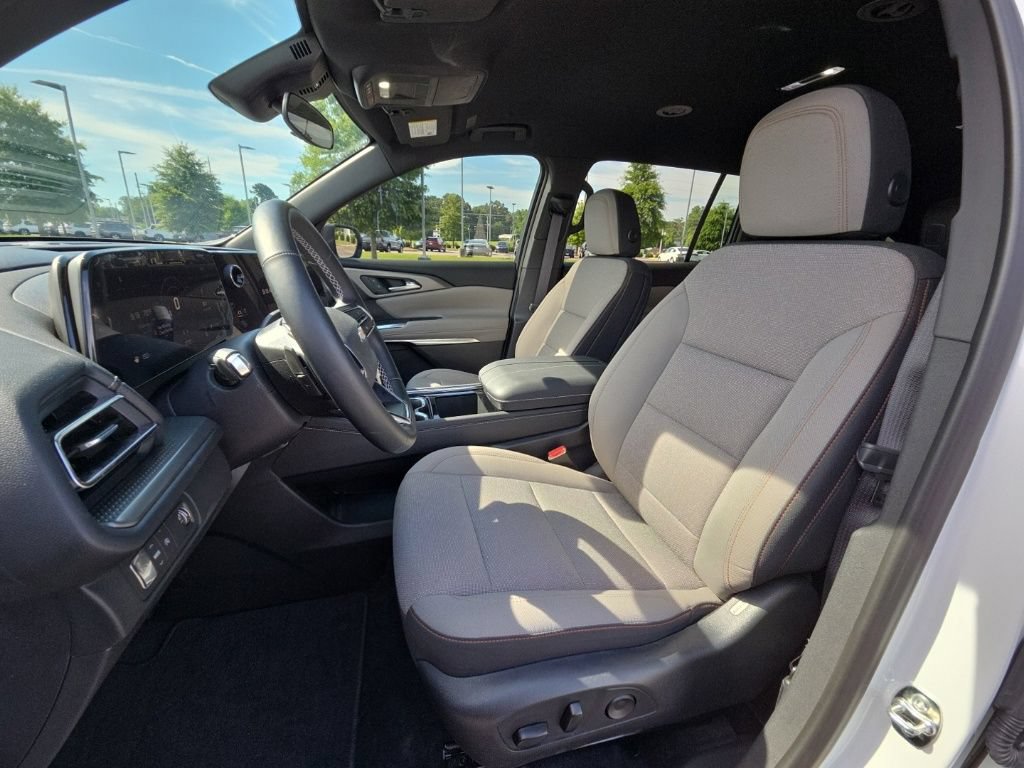 Used 2025 Chevrolet Traverse LT w/ Driver Confidence Package FWD image 17