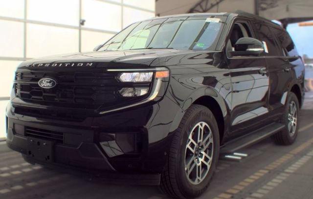 Used 2025 Ford Expedition Active RWD image 2