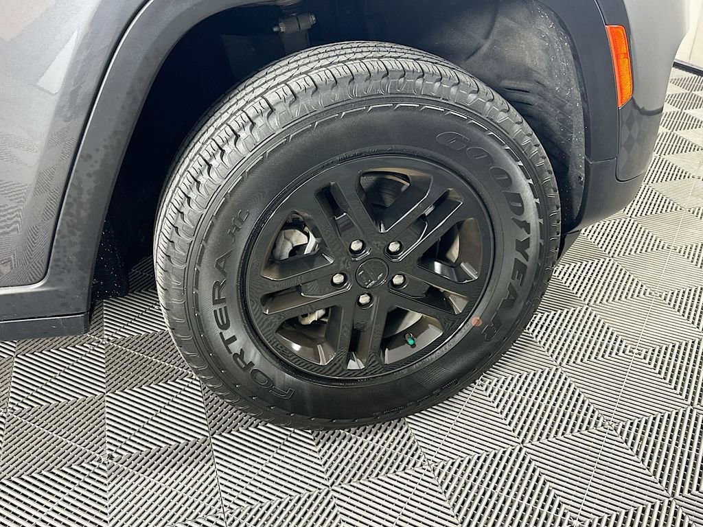 Certified 2022 Jeep Grand Cherokee Laredo w/ Luxury Tech Group I image 41