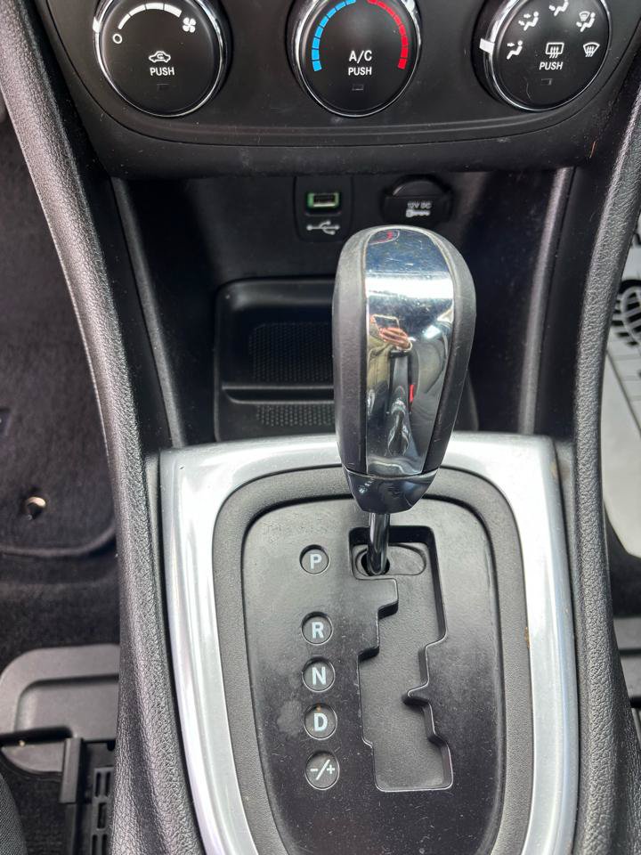 Used 2013 Dodge Avenger SE FWD image 12