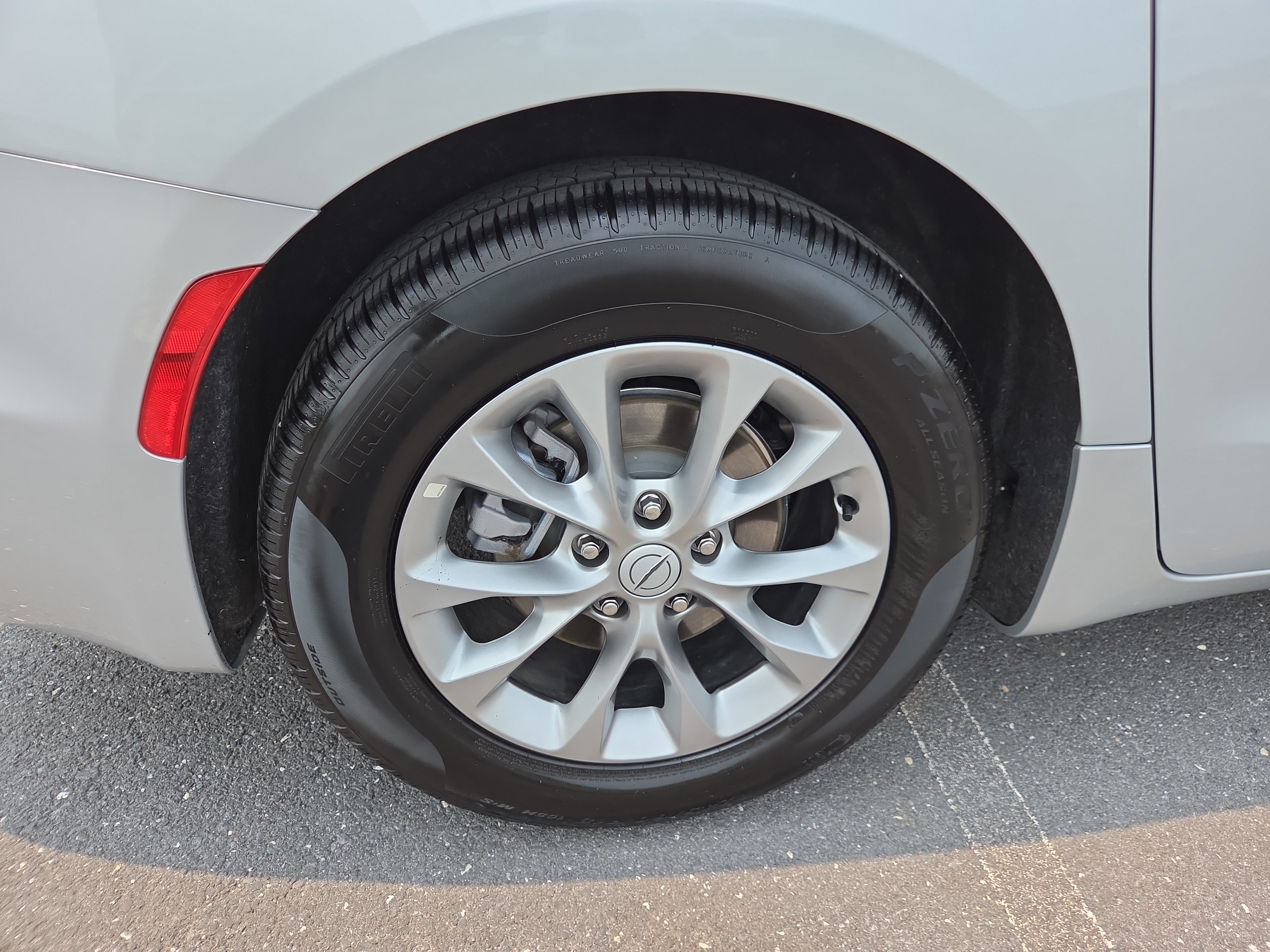 Used 2026 Chrysler Pacifica Limited FWD image 28