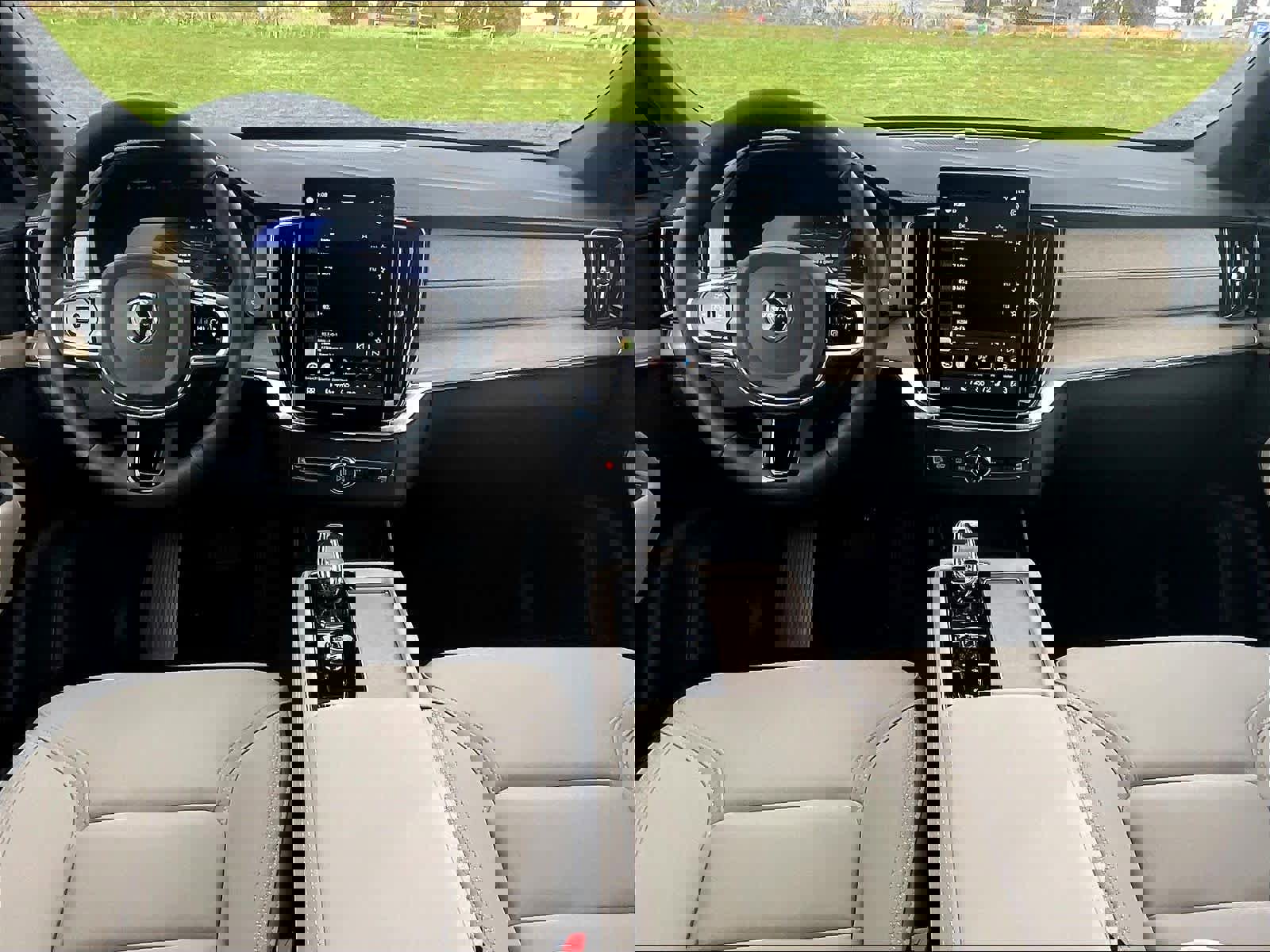 New 2026 Volvo XC90 B5 Plus w/ Protection Package image 7