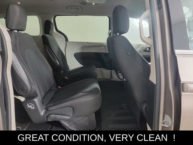 Used 2017 Chrysler Pacifica Touring Plus w/ Tire & Wheel Group FWD image 17