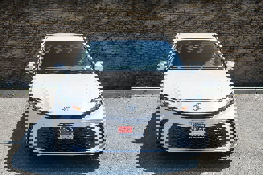 Used 2025 Toyota Camry SE image 2