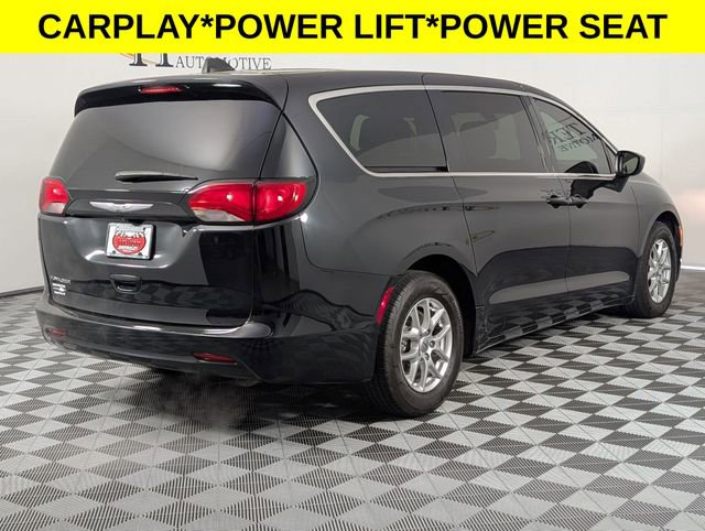 Used 2022 Chrysler Voyager LX image 7