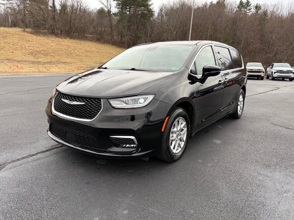 Used 2024 Chrysler Pacifica Touring-L image 3