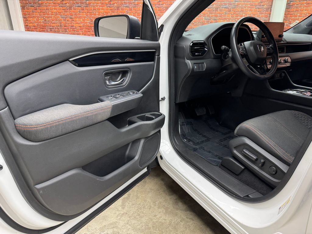 Used 2023 Honda Pilot Sport image 9