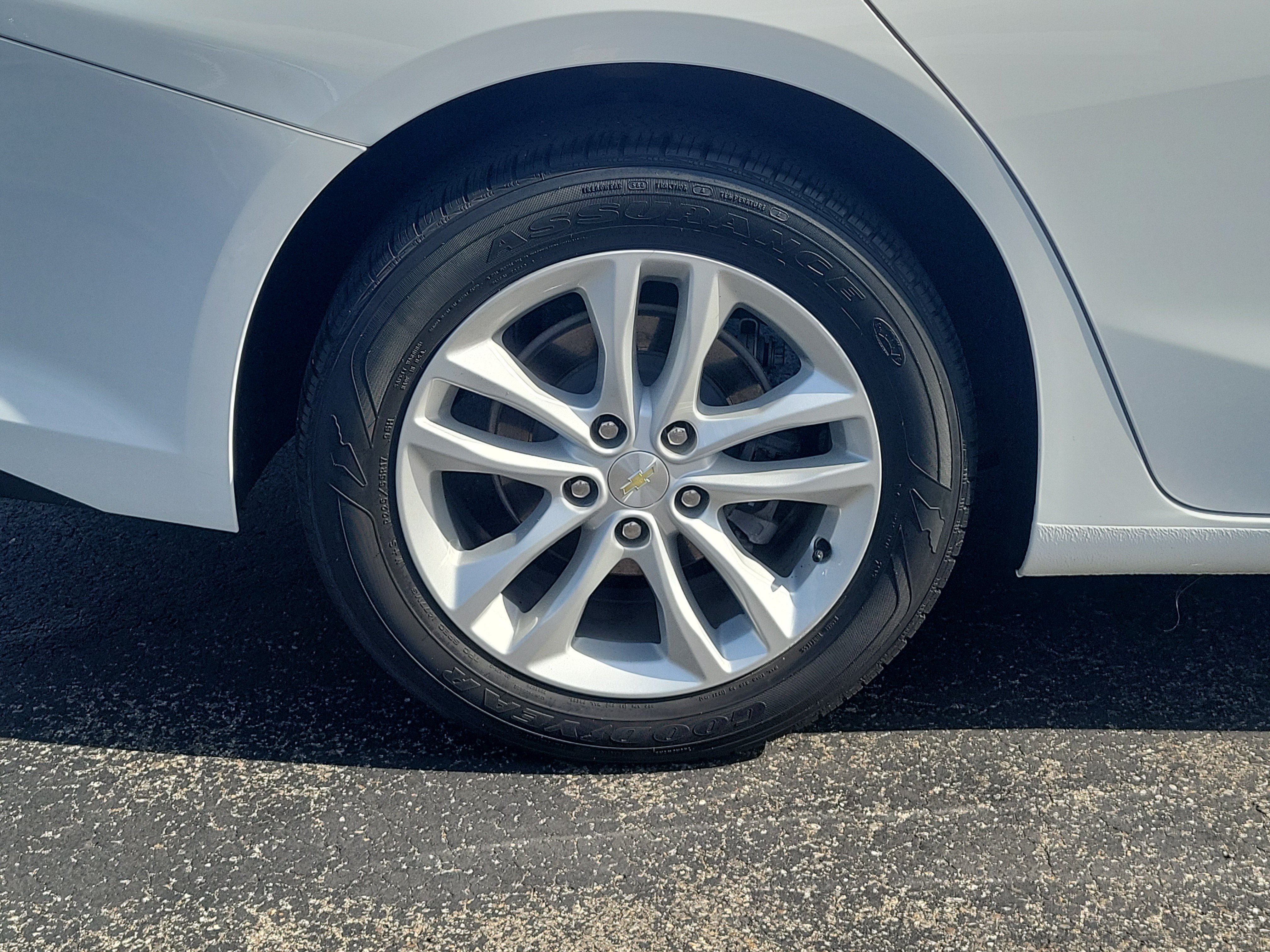 Used 2018 Chevrolet Malibu LT w/ Leather Package FWD image 5