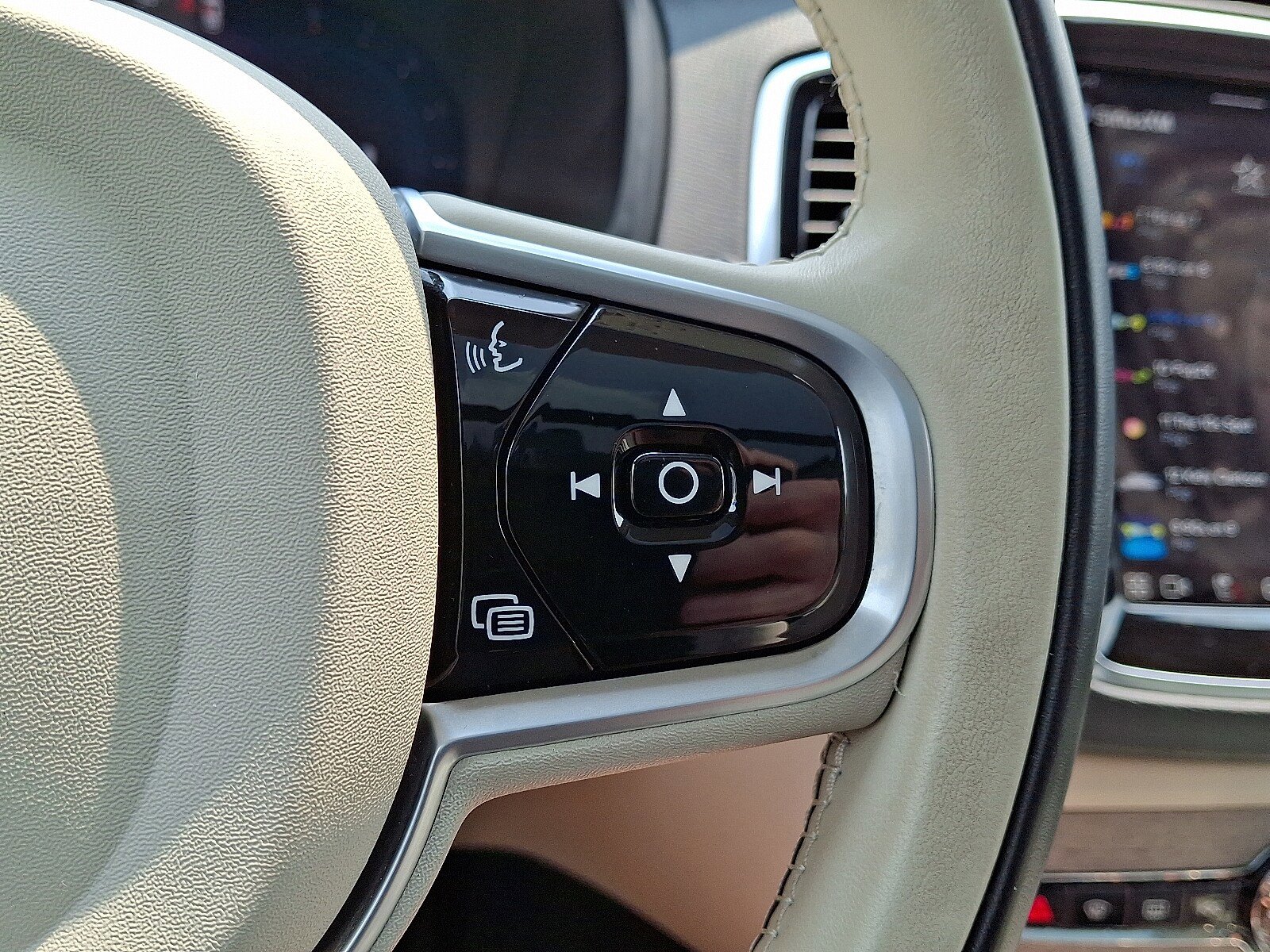 Used 2023 Volvo XC90 B6 Plus w/ Protection Package AWD/4WD image 23