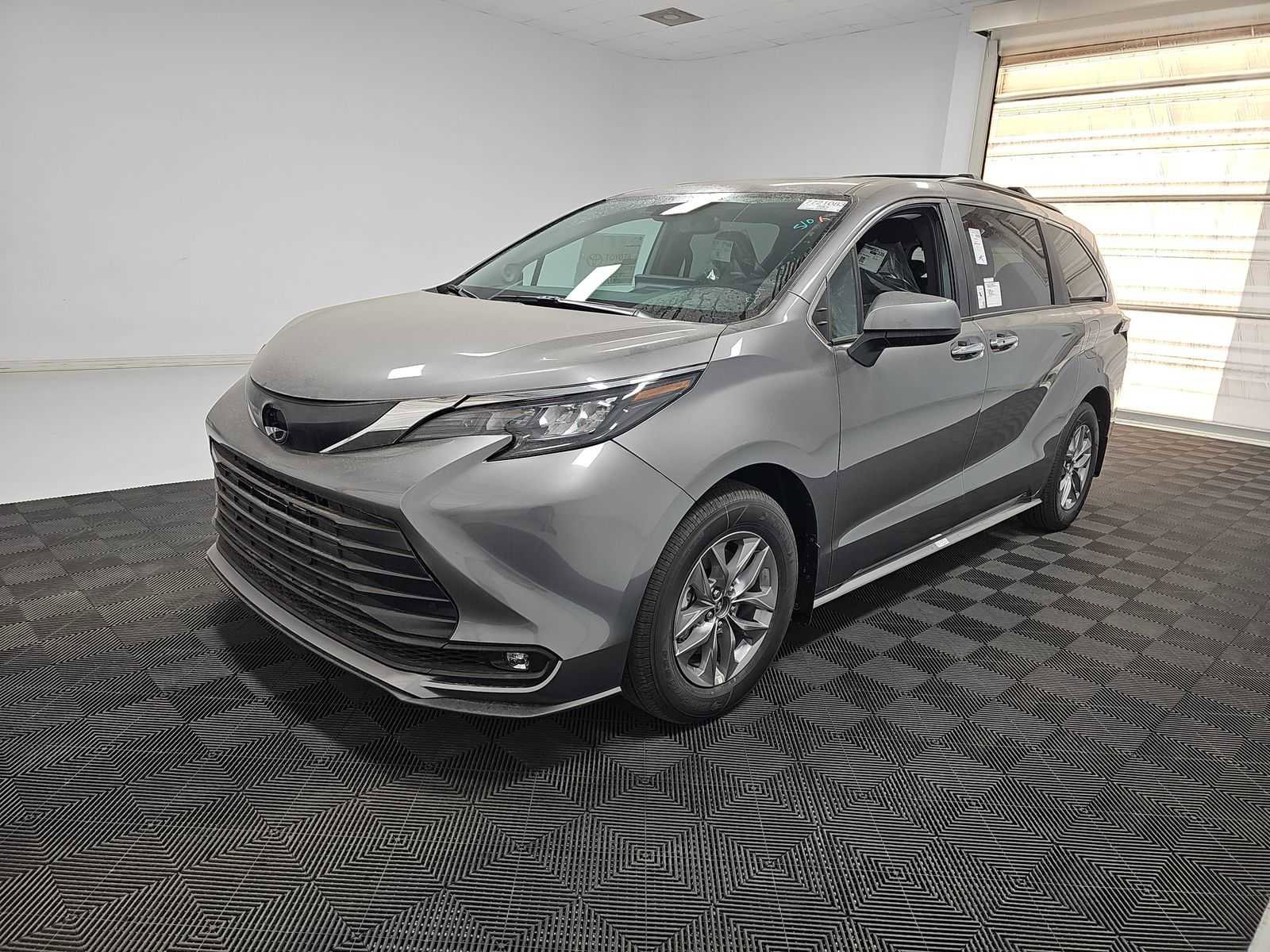 Used 2026 Toyota Sienna XLE AWD/4WD image 2