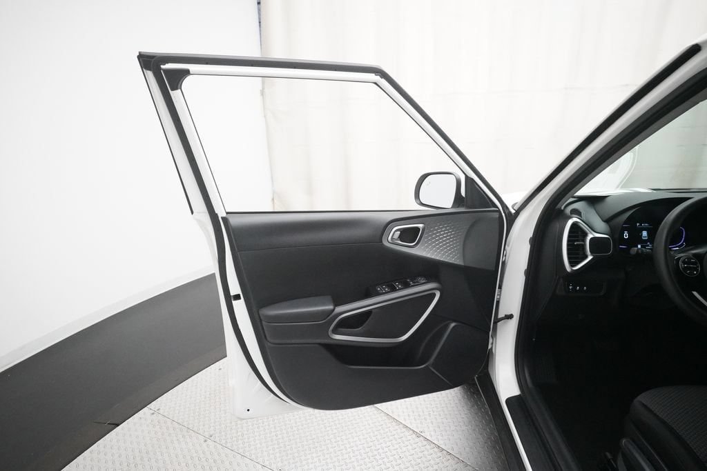 Used 2023 Kia Soul LX w/ LX Technology Package FWD image 27
