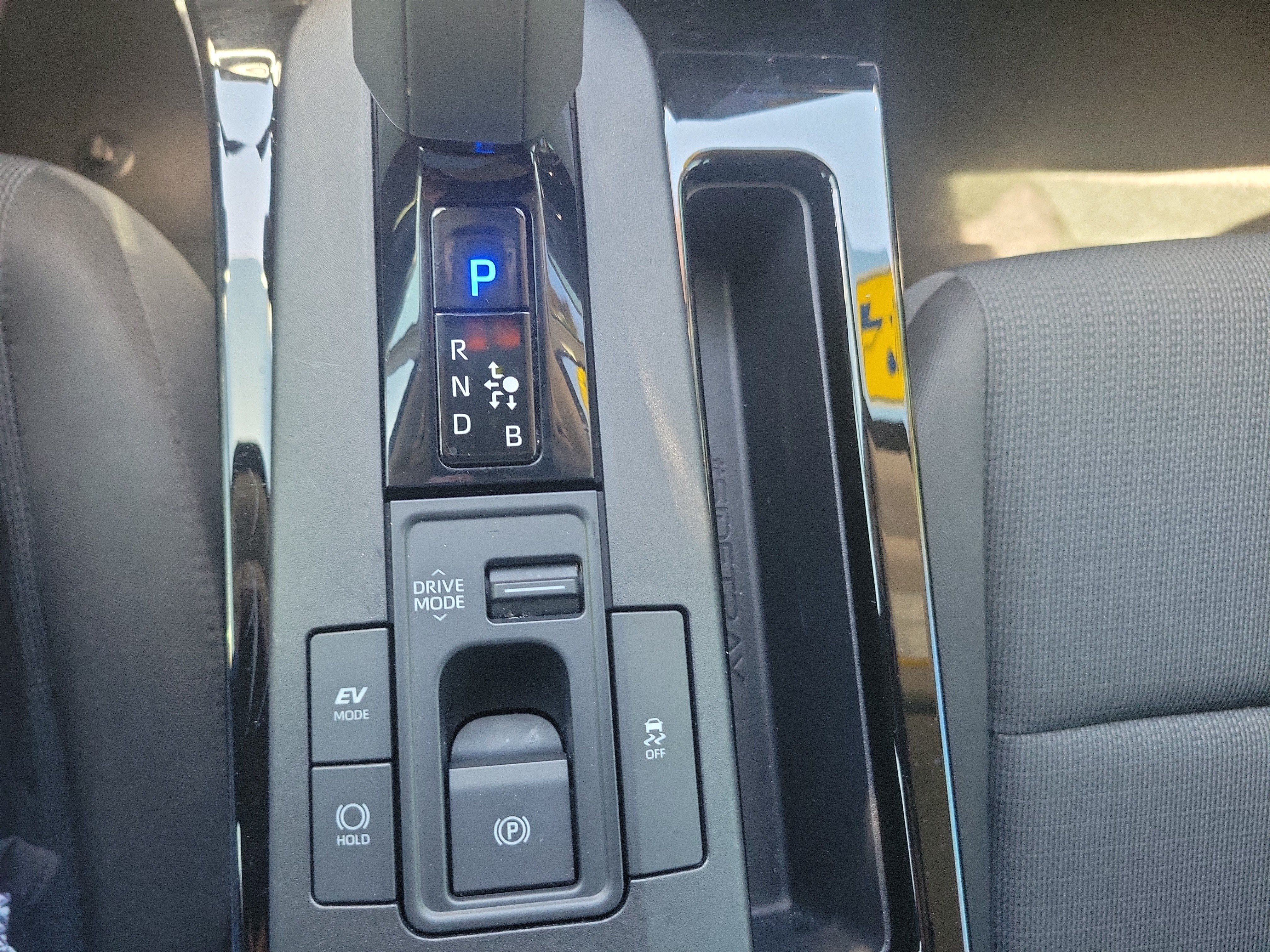 Used 2024 Toyota Prius LE FWD image 27