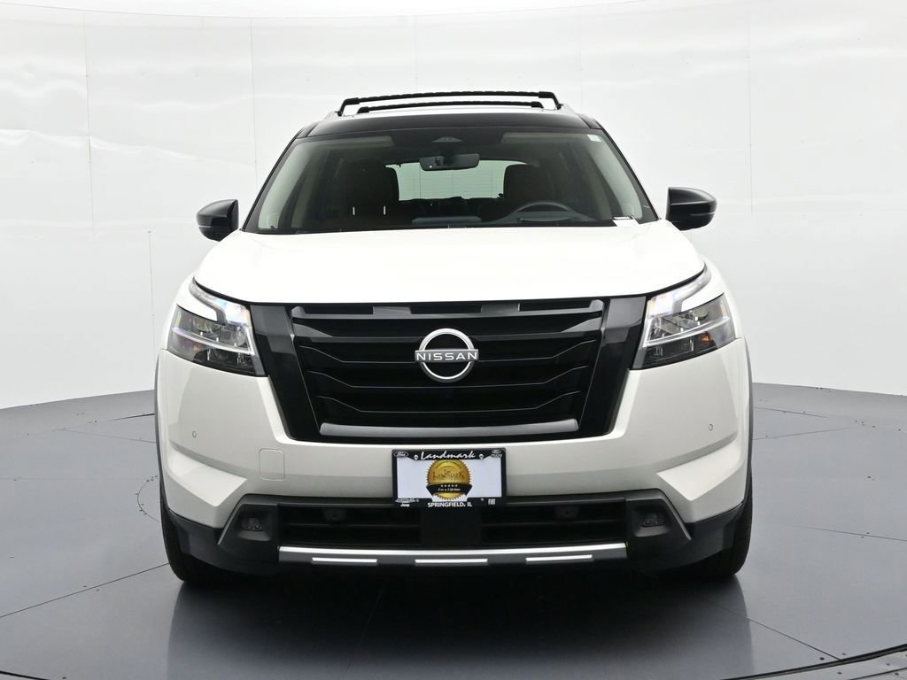 Used 2024 Nissan Pathfinder Platinum image 3