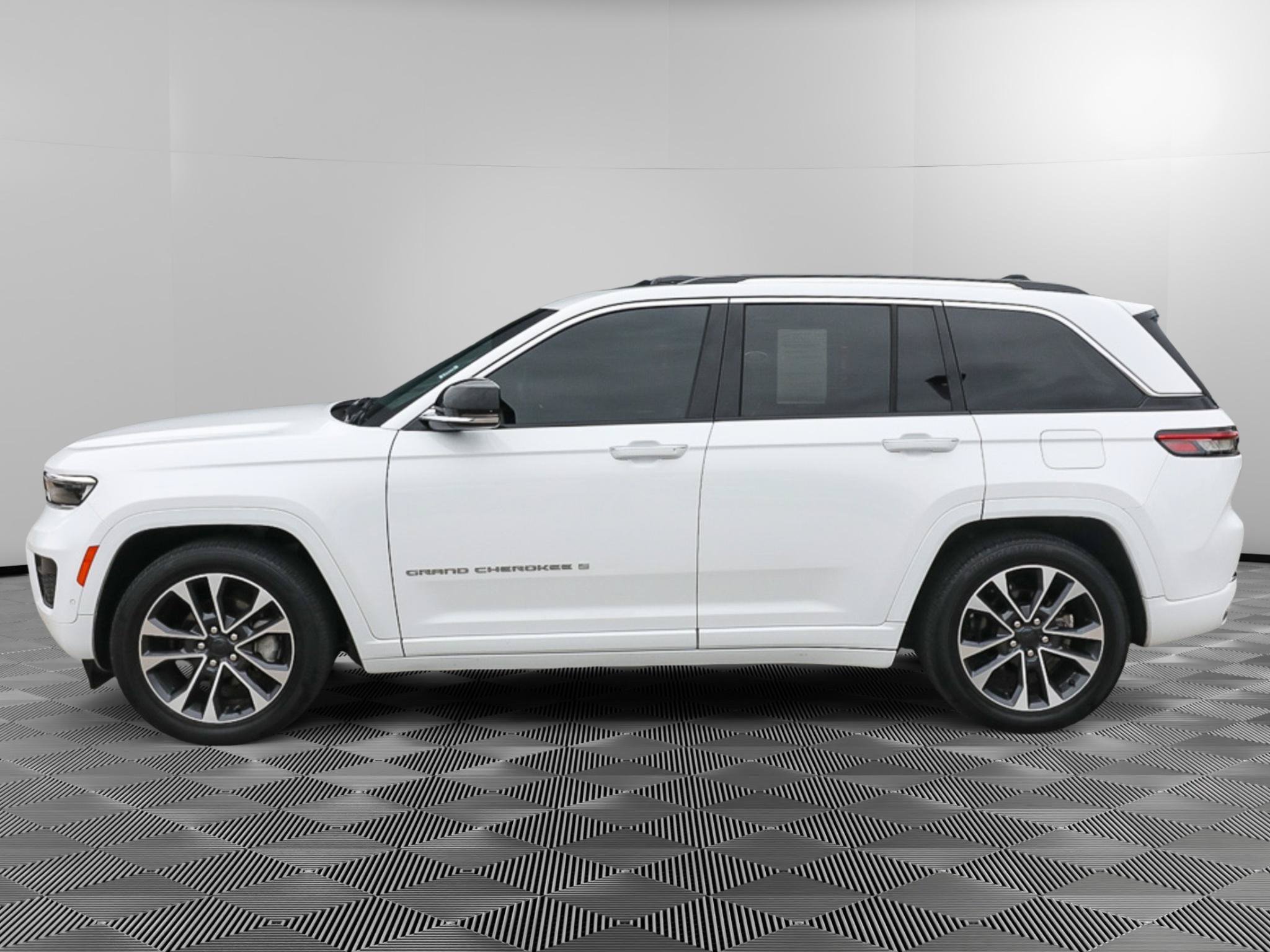 Used 2023 Jeep Grand Cherokee Overland w/ Luxury Tech Group IV AWD/4WD image 3
