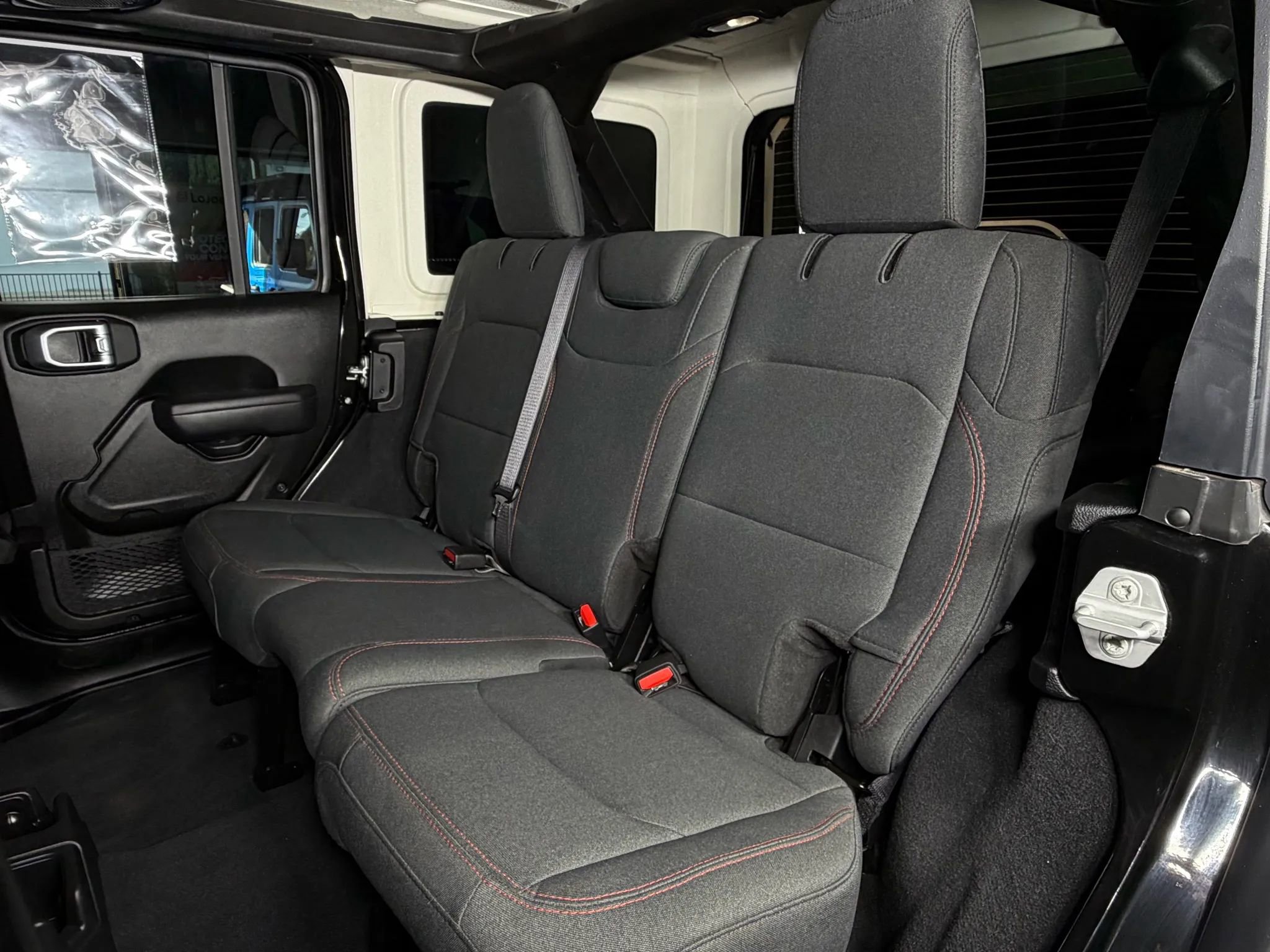 Used 2025 Jeep Wrangler Unlimited Rubicon image 14