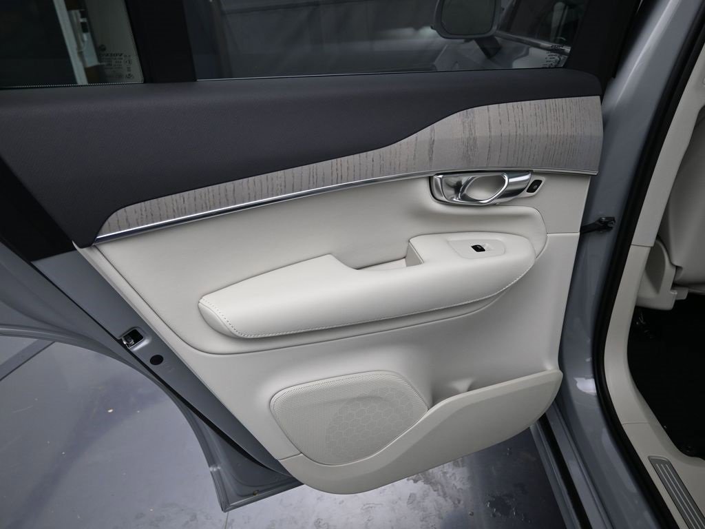 New 2025 Volvo XC90 T8 Plus w/ Protection Package Premier image 31
