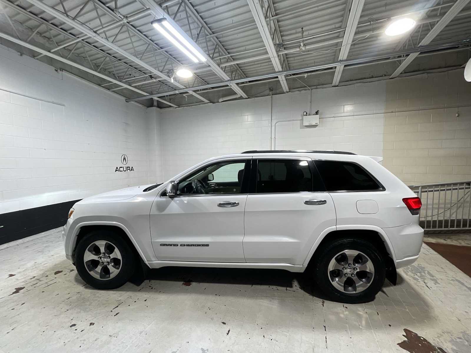 Used 2017 Jeep Grand Cherokee Overland AWD/4WD image 3