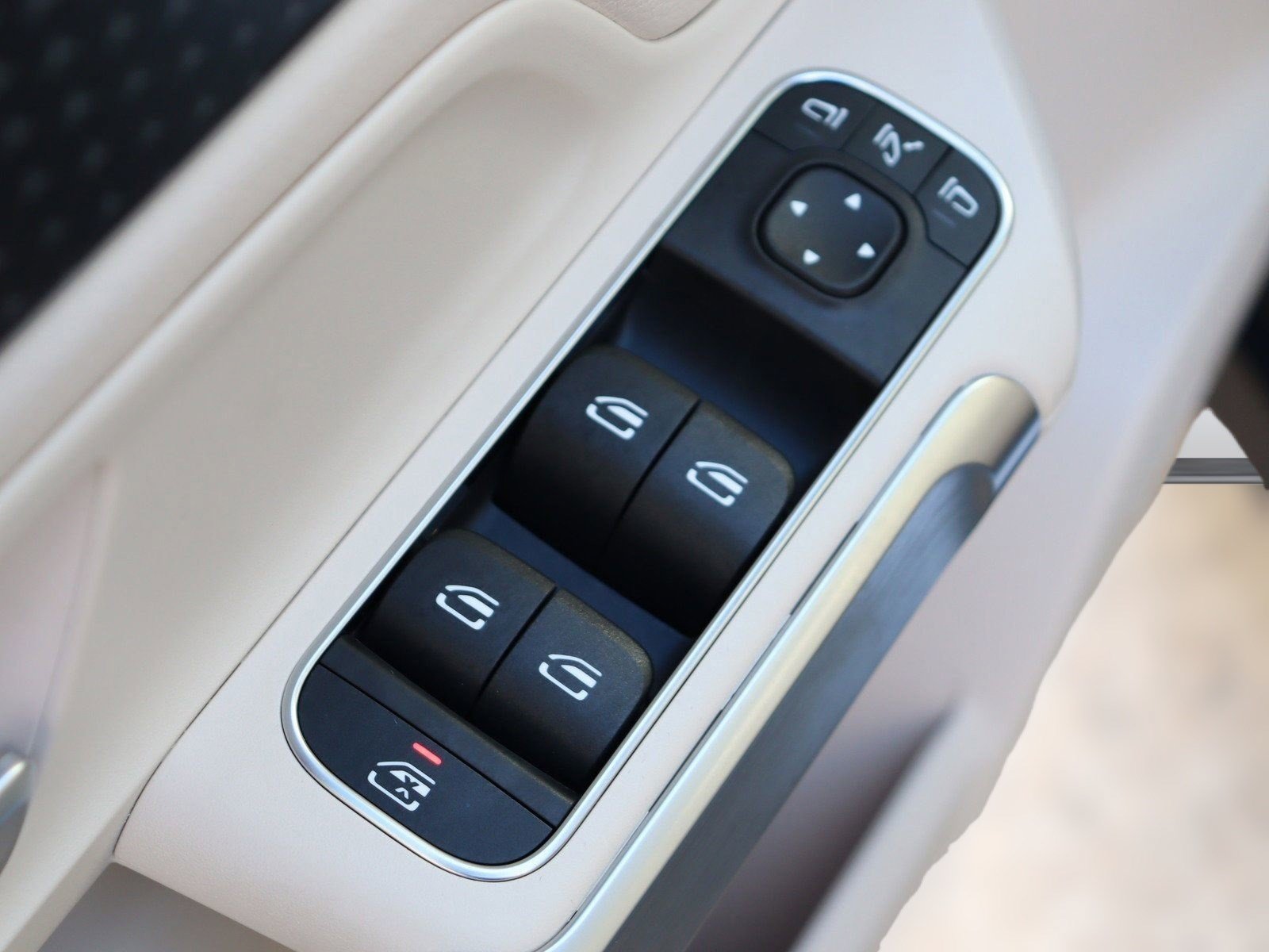 Used 2025 Mercedes-Benz GLB 250 image 36