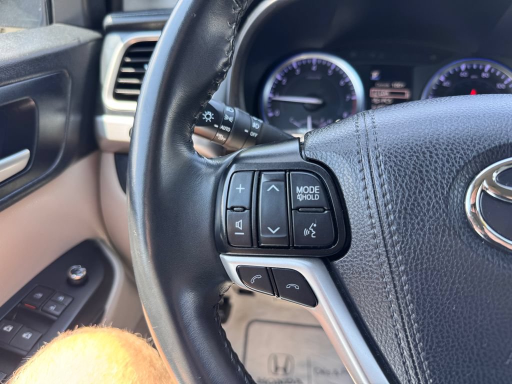 Used 2019 Toyota Highlander XLE w/ Carpet Mat Package (TMS) AWD/4WD image 24