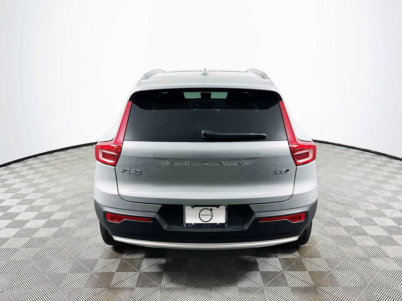 Used 2025 Volvo XC40 B5 Core w/ Climate Package image 6