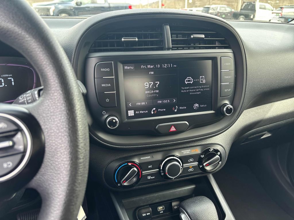 Used 2023 Kia Soul LX w/ LX Technology Package image 16