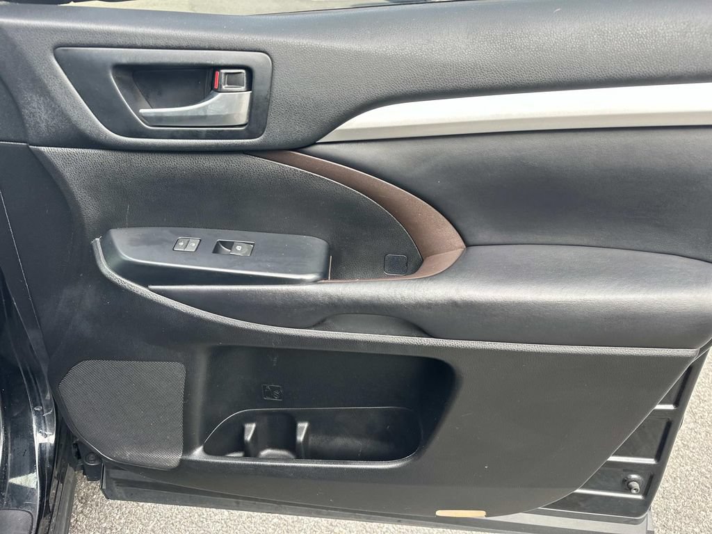 Used 2018 Toyota Highlander XLE AWD/4WD image 4