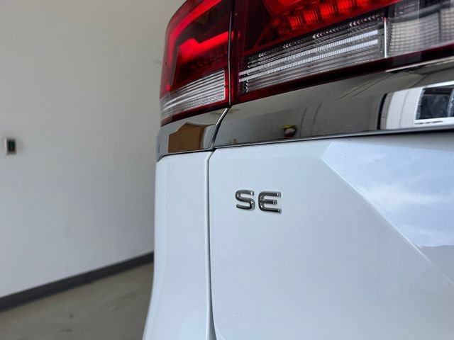 Used 2024 Volkswagen Atlas SE w/ Panoramic Sunroof Package FWD image 48