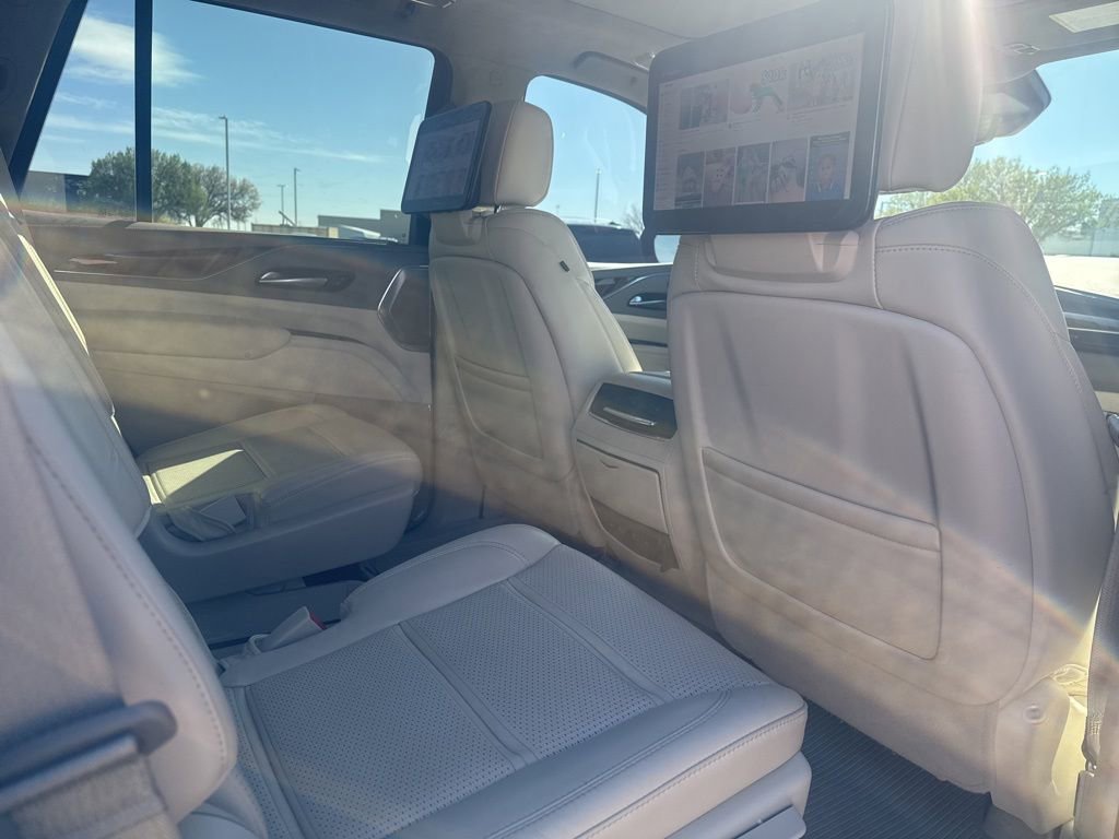 Used 2023 Cadillac Escalade Premium Luxury Platinum image 9