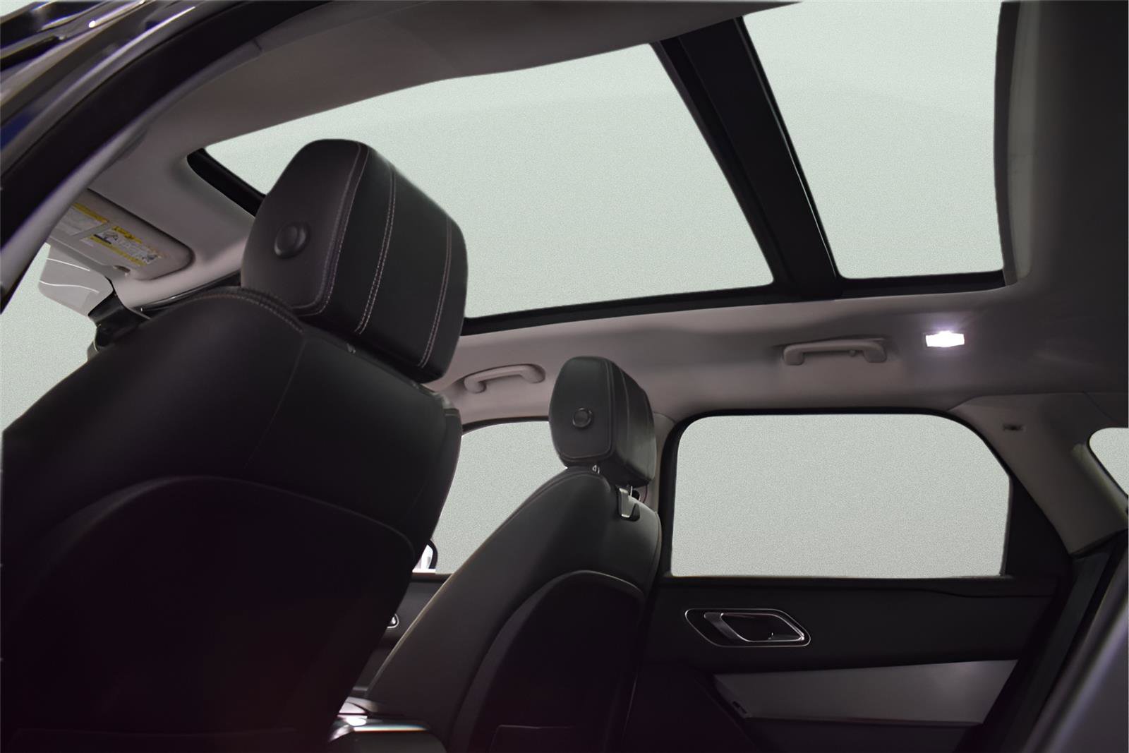 Used 2019 Land Rover Range Rover Velar S AWD/4WD image 33