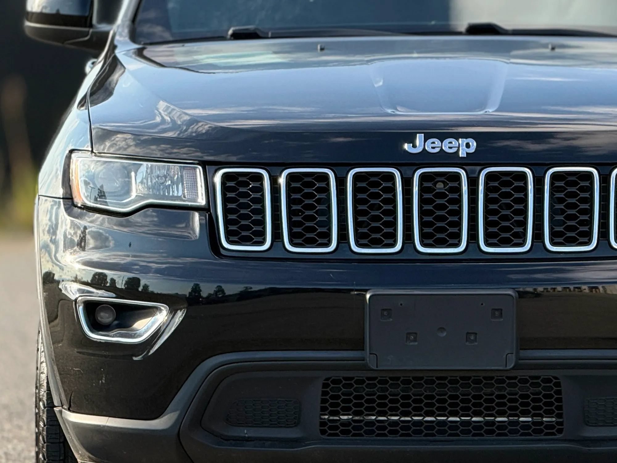 Used 2017 Jeep Grand Cherokee Laredo AWD/4WD image 11