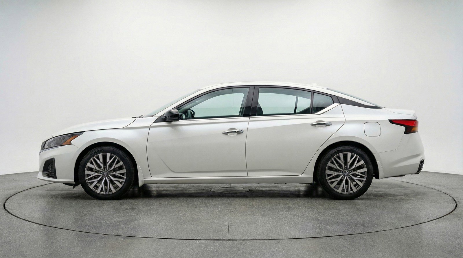 Used 2025 Nissan Altima 2.5 SV image 5