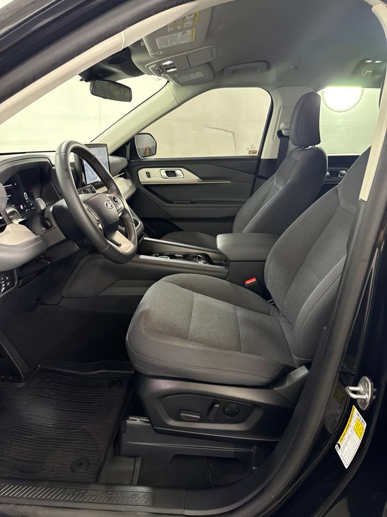 Used 2025 Ford Explorer Active AWD/4WD image 14