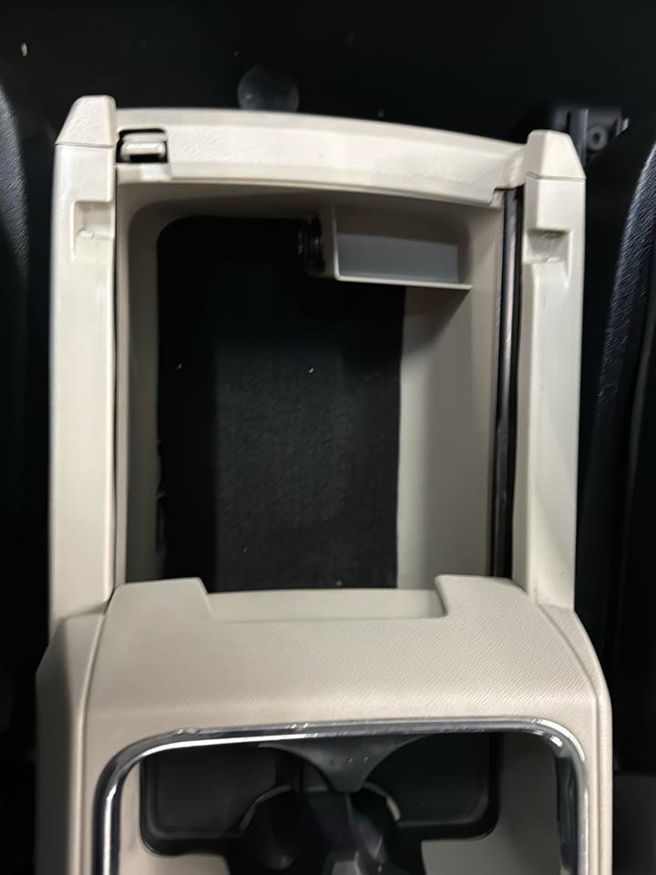Used 2015 Chrysler Town & Country Touring FWD image 26