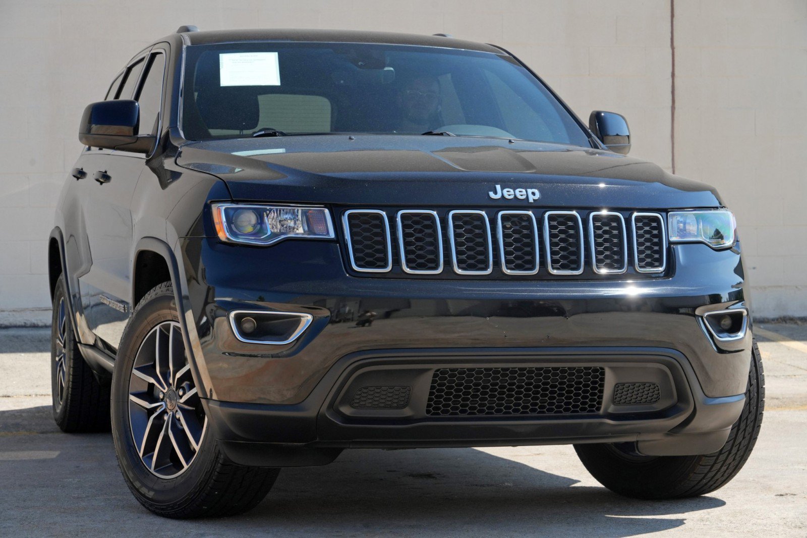 Used 2019 Jeep Grand Cherokee Laredo w/ 18" Wheel & 8.4" Radio Group AWD/4WD image 2