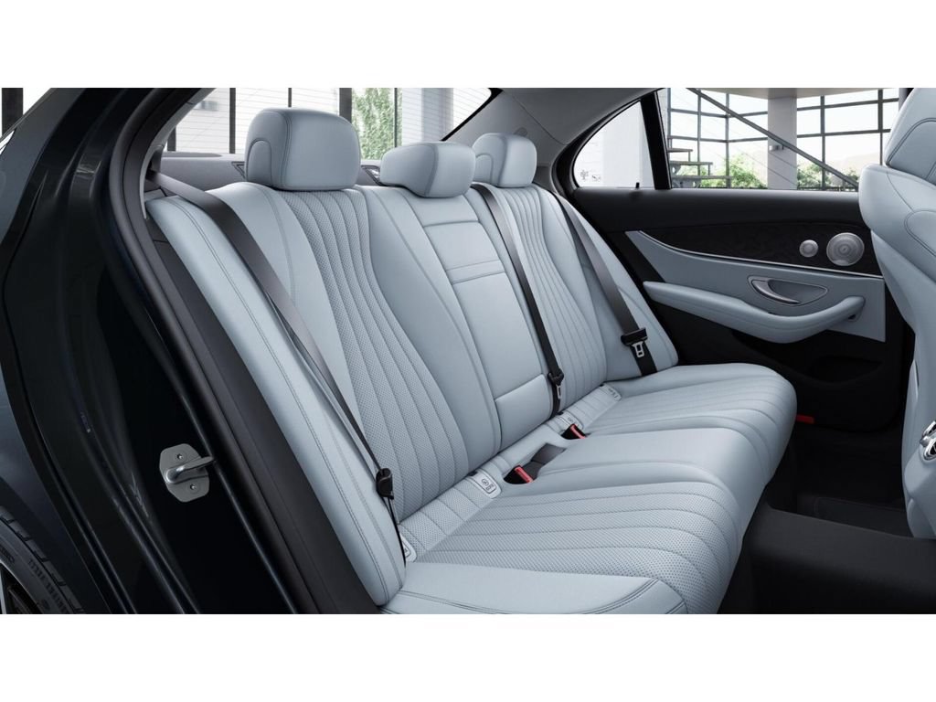 Used 2023 Mercedes-Benz E 350 4MATIC Sedan image 5