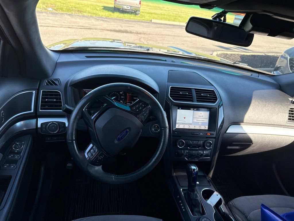 Used 2017 Ford Explorer XLT w/ Equipment Group 202A AWD/4WD image 19