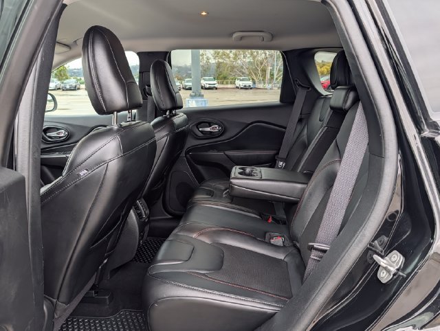 Used 2021 Jeep Cherokee Trailhawk AWD/4WD image 12