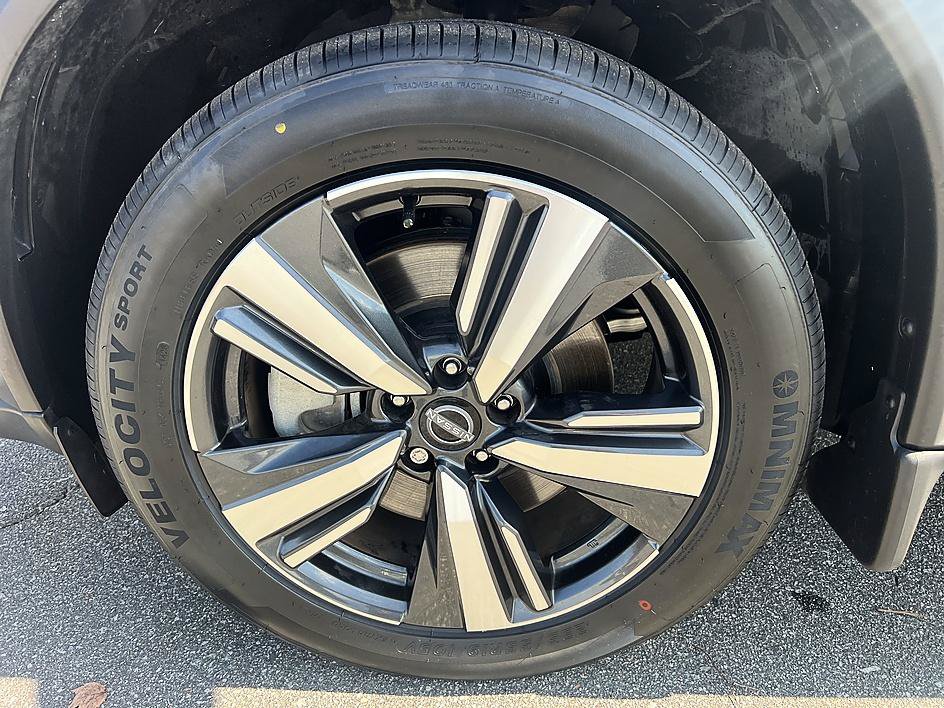 Certified 2025 Nissan Rogue SL w/ Tech Package FWD image 9